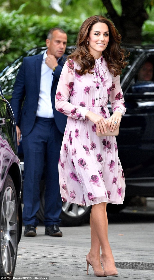 
Chiếc váy họa tiết hoa tím thuộc thương hiệu nổi tiếng Kate Spade New York có giá 428 bảng Anh.