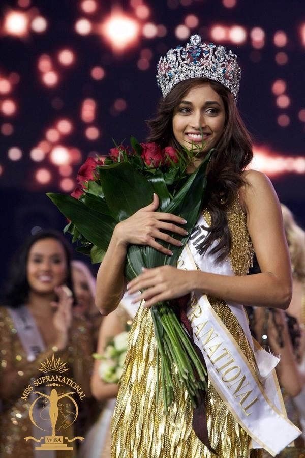 
Gương mặt của người đẹp Ấn Độ toát lên vẻ nữ tính, điềm đạm, dễ chiếm được cảm tình của người đối diện. Trước khi được trao danh hiệu Hoa hậu Siêu quốc gia Ấn Độ 2016, Srinidhi từng tham gia một cuộc thi sắc đẹp trong nước vào năm 2015 và giành giải á hậu 1.