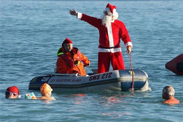 
Ông già Noel còn thống trị cả biển khơi, phát quà bằng xuồng hơi nữa sao?
