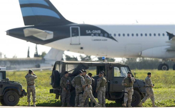 
Lực lượng an ninh hiện đã có mặt tại sân bay Malta.
