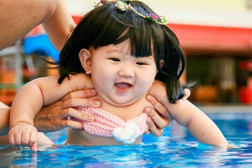
Bộ hình được chụp tại một bể bơi ở thành phố Hồ Chí Minh – nơi bé Khả Di chào đời.