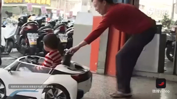 Khó tin: Bé trai 4 tuổi một mình lái “siêu xe” ra đường mua đồ ăn vặt
