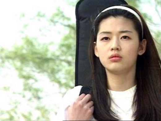 
Trong dự án phim Happy Together đánh dấu sự nghiệp diễn viên của mình, Jeon Ji Hyun khiến nhiều khán giả "đứng ngồi không yên" với lối diễn xuất đầy nội lực cùng nhan sắc thuần khiết, trong sáng. 