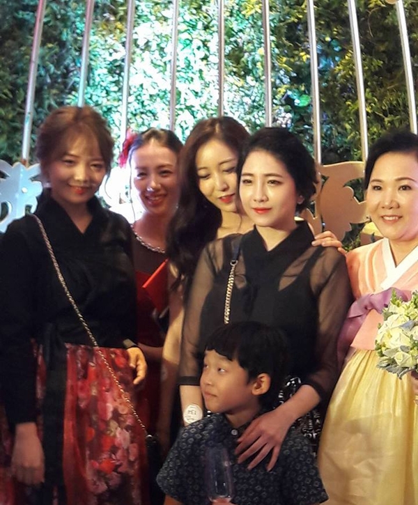 Ngỡ ngàng với nhan sắc của họ nhà gái tại hôn lễ của Hari Won
