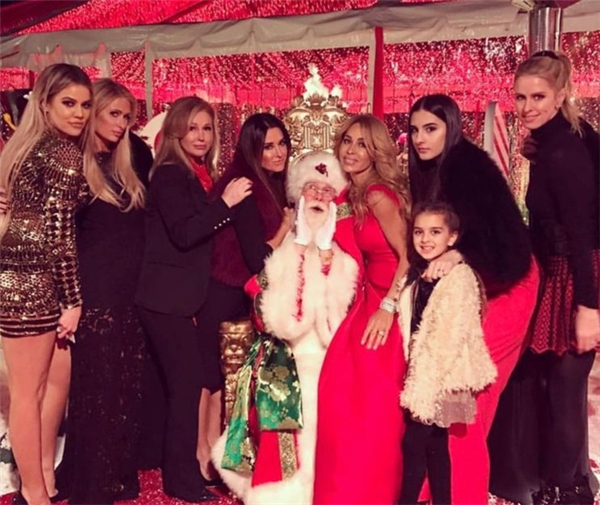 
Paris Hilton và em gái tới dự tiệc Giáng sinh thân mật của nhà Kardashian.