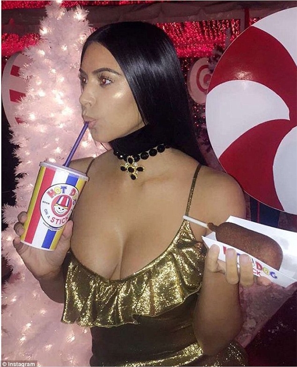
Kim Kardashian ăn diện "bốc lửa" trong bữa tiệc.