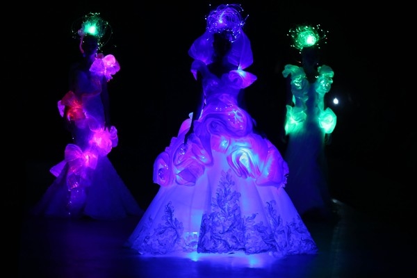 
Khán giả tại Việt Nam cũng từng được chiêm ngưỡng những thiết kế phát sáng tương tự. Đó chính là 3 chiếc váy cưới xuất hiện trong bộ sưu tập của nhà thiết kế Somatra đến từ Nhật Bản được trình làng trong khuôn khổ Tuần lễ Thời trang Quốc tế Việt Nam 2015.