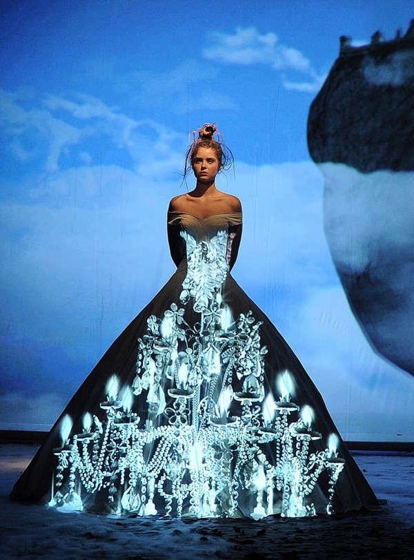 
Chiếc váy này lại được tạo điểm nhấn bằng những họa tiết phản quang tạo không gian 3 chiều độc đáo.