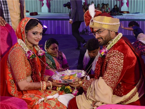 
Jay Savani - cháu của vị đại gia kim cương và cô dâu Divya tại đám cưới tập thể.