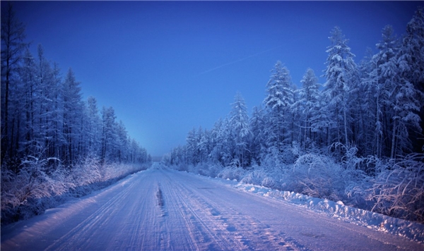 
Yakutsk nằm ở lối vào làng Oymyakon – nơi giá lạnh nhất thế giới. Mất hai ngày mới đến được ngôi làng, phải băng qua một cánh đồng hoang cằn cỗi và con đường vắng vẻ. Đầu tiên, Amos phải quá giang nửa đường trước khi bị mắc kẹt suốt hai ngày.