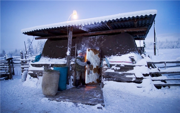
Hiện nay, nhiệt độ trung bình ở làng đang là -50 độ C. Theo như tiếng Even (ngôn ngữ được nói phổ biến ở Siberia), Oymyakon có nghĩa là “nước không đông”. Thật kì lạ phải không?