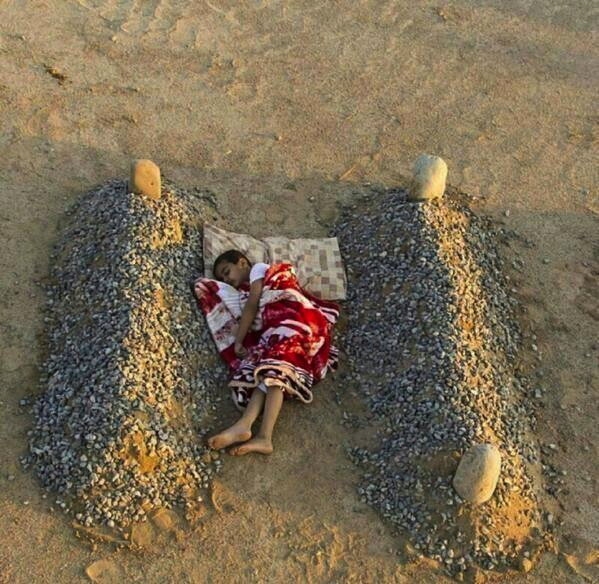 
Đây là tấm ảnh đã khiến cả thế giới phải rơi nước mắt xót thương cho thân phận những đứa trẻ bất hạnh tại Syria.