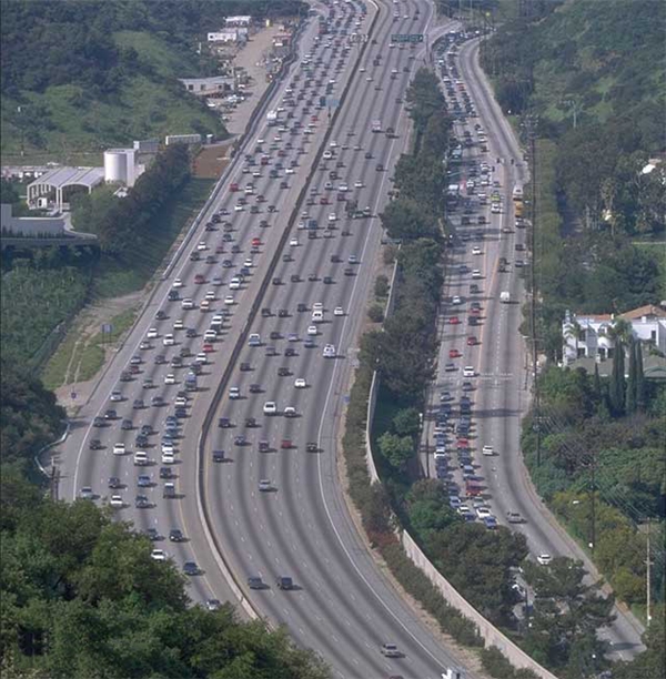 
Tuy nhiên trên thực tế đây chỉ là một bức ảnh "bị làm lố" từ ảnh gốc là Xa lộ 405 tại Los Angeles.