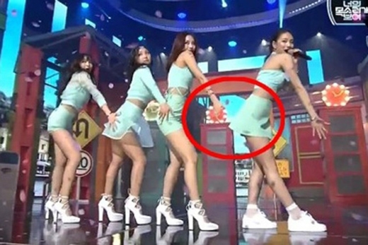 
Trên sân khấu biểu diễn Only You, 3 thành viên bị cho là tẩy chay Suzy khi luôn thực hiện vũ đạo, di chuyển vị trí cách xa cô.