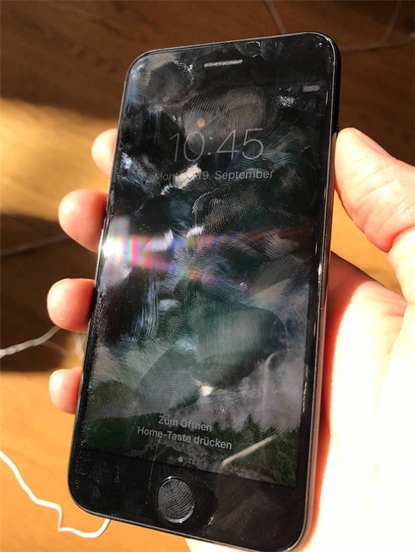 
Hình ảnh iPhone 7 bám vân tay kinh khủng khi trưng bày trong Apple Store. (Ảnh: internet)