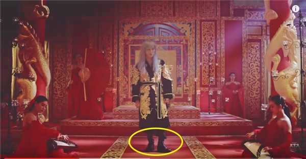 
Tương tự, với bộ trang phục dành cho một vị hoàng đế, Sơn Tùng lại làm giảm sự uy nghi khi chọn kết hợp cùng giày da cổ lửng thường được các người mẫu nam chọn làm bạn đồng hành trên sàn catwalk.