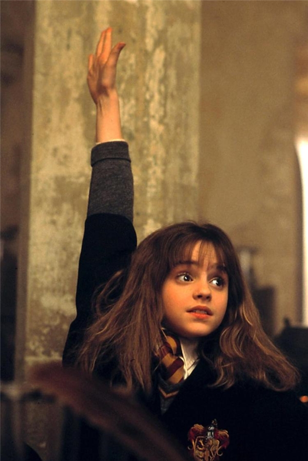 
Emma Watson có vẻ vừa khó chịu vừa dễ mến của cô nàng mọt sách Hermione. (Ảnh: Internet)