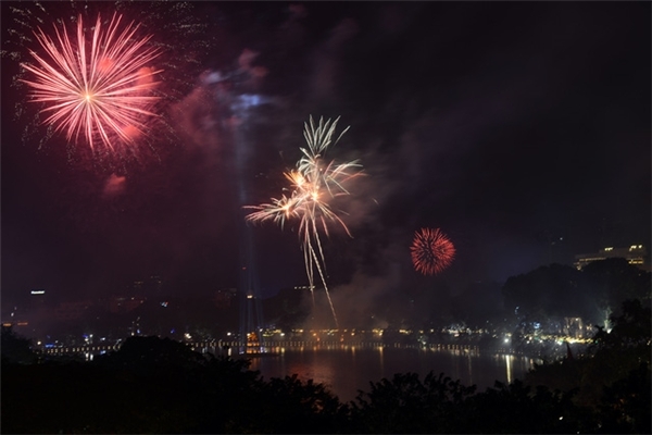 
Đêm Giao thừa dịp Tết Nguyên đán Đinh Dậu 2017, Thủ đô Hà Nội không tổ chức bắn pháo hoa, thay vào đó là các hoạt động văn hóa, nghệ thuật khác