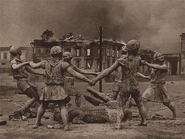 
Bức ảnh chụp Barmaley Fountain - một bức tượng gồm sáu đứa trẻ nhảy múa xung quanh một con cá sấu ở Stalingrad, Nga - sau khi trận Stalingrad tàn phá gần như toàn bộ thành phố này.