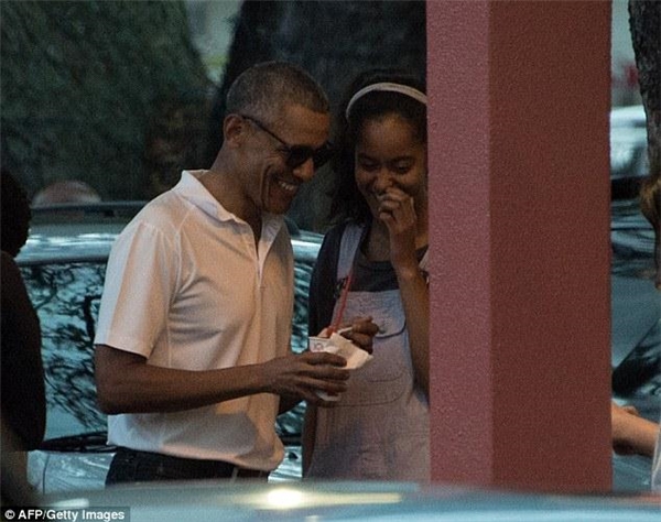 
Hình ảnh tổng thống Obama cùng cô cả đang ăn kem trên phố khiến người xem ngưỡng mộ.
