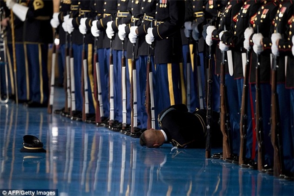 
Một người lính bất ngờ ngất xỉu ngay giữa buổi lễ từ biệt Tổng thống Barack Obama.