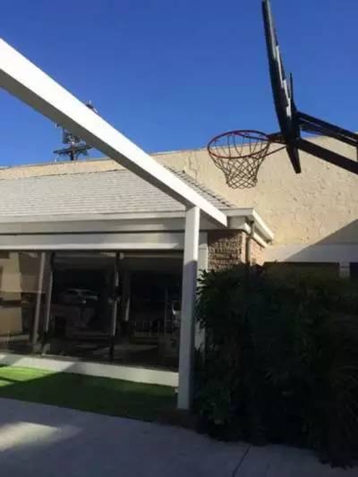 
Chắc người thiết kế ngôi nhà này có thù với môn bóng rổ!. "Anh mày không chơi được bóng rổ thì cũng chẳng cho đứa nào chơi được nhé!"