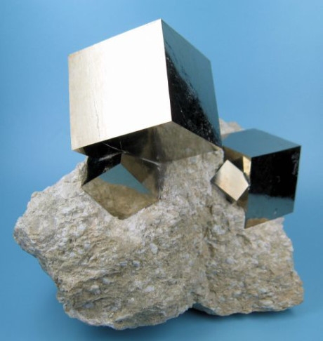 
Một mẫu tinh thể Pyrite tự nhiên có hình dạng khối lập phương vô cùng hoàn hảo. (Ảnh: internet) 