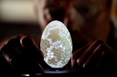 
Đây là một quả trứng nghệ thuật được tạo thành bởi hơn 20.000 lỗ khoan. (Ảnh: internet) 