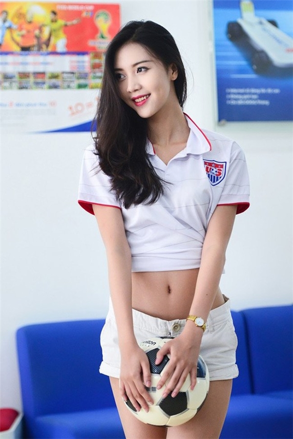 
Năm 2014, Ngọc Châm được người hâm mộ thể thao nước nhà chú ý đặc biệt khi xuất hiện trong các hoạt động cổ vũ cho World Cup cùng năm. Cô nàng là một fan “cứng” của môn thể thao vua.