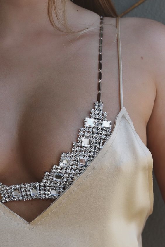 
Có rất nhiều cách để diện mốt bra lấp lánh.