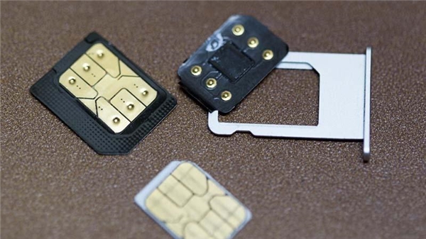 
Miếng SIM ghép thường dùng trong iPhone bản lock. (Ảnh: internet)