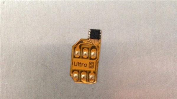 
Gắn trực tiếp mảnh chip SIM ghép vào mạch. (Ảnh: internet)