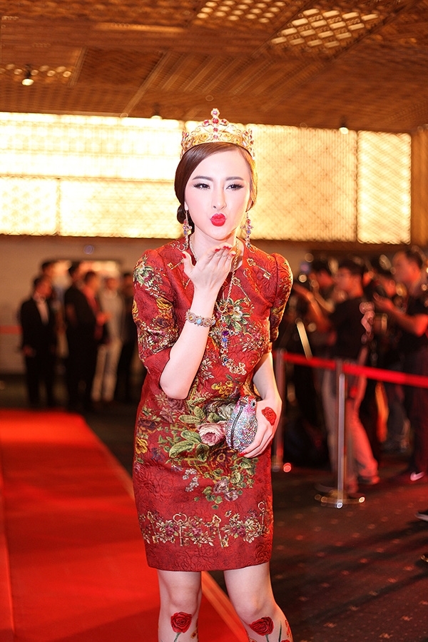 
Vào năm 2014, Phương Trinh cũng từng “cân” cả đêm tiệc hoành tráng với trang phục màu đỏ nổi bật, bắt mắt cùng loạt hình dán trải đều trên đôi chân của cô.