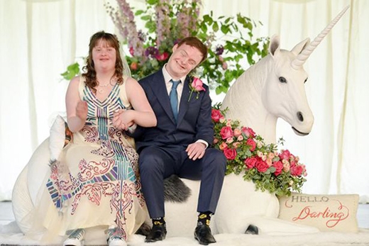 
Đám cưới của họ được trang hoàng bằng những màu sắc tươi sáng, lãng mạn, cùng với thiết kế về quầy chụp ảnh kỉ niệm và tượng chú ngựa trắng 1 sừng như trong truyền thuyết. 