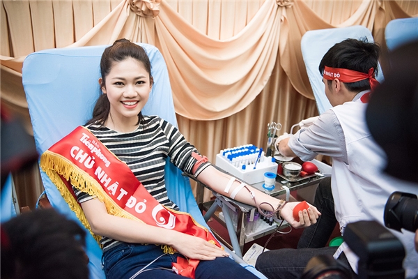 Hoa hậu Mỹ Linh, Á hậu Thanh Tú rạng ngời trong ngày hội hiến máu