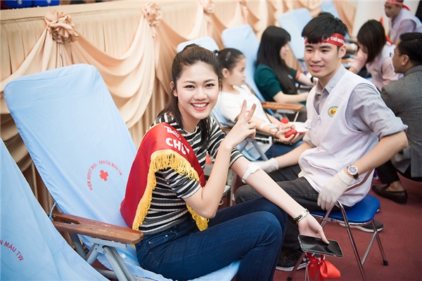 
Sau khi hiến máu, Thanh Tú cảm thấy phấn chấn vô cùng, cô còn tạo dáng chụp hình với y sĩ và Hoa hậu Ngọc Hân.