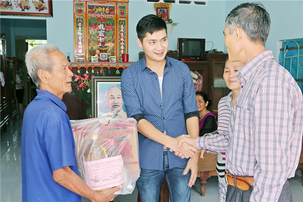 Minh Luân lái xế hộp đưa cha mẹ đi làm từ thiện - Tin sao Viet - Tin tuc sao Viet - Scandal sao Viet - Tin tuc cua Sao - Tin cua Sao