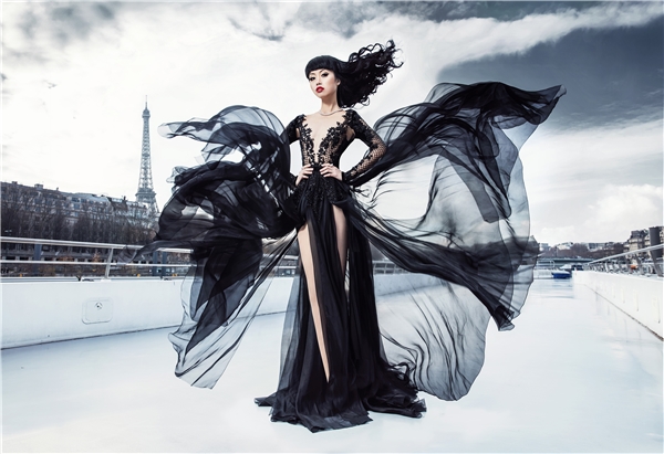 Jessica Minh Anh gây ấn tượng giữa lòng Paris cổ kính