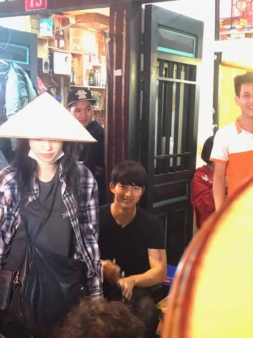 Fan sốt với hình ảnh Taecyeon (2PM) thân thiện khám phá Việt Nam