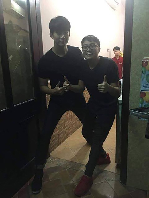 Fan sốt với hình ảnh Taecyeon (2PM) thân thiện khám phá Việt Nam