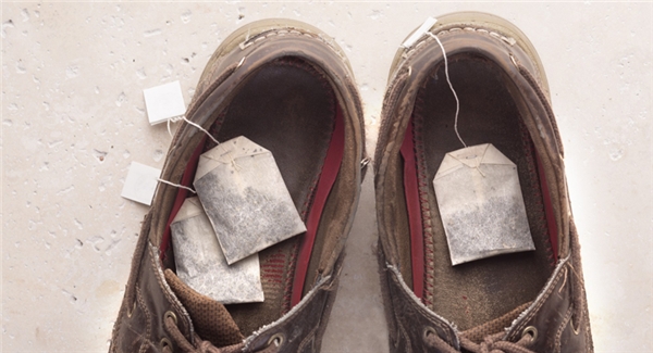 
Cách loại bỏ mùi hôi cho giày: Đặt vào bên trong giày vài gói trà túi lọc khô, chúng sẽ hút hết mùi hôi. Nếu giày vừa hôi vừa ẩm ướt, chỉ cần trộn gạo và baking soda rồi đổ vào giày, rồi để yên một thời gian là xong.