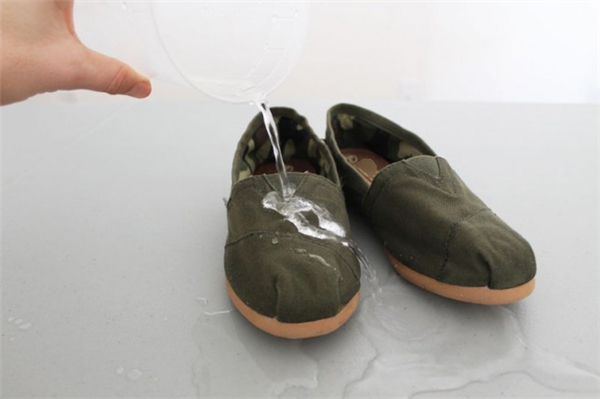 
Bây giờ bạn đã có ngay một đôi giày không thấm nước rồi đó. Nếu muốn mang ngay sau khi sấy thì phải đợi khoảng 5 phút.