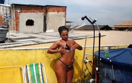 Chán bikini, phụ nữ Brazil dùng băng dính để tắm nắng