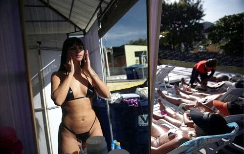 Chán bikini, phụ nữ Brazil dùng băng dính để tắm nắng