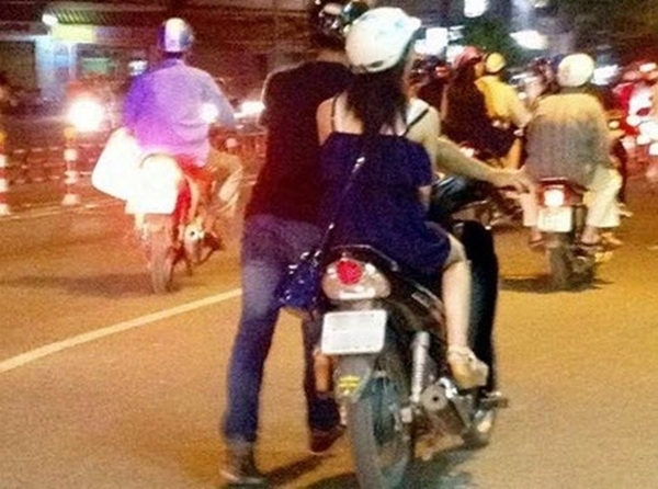 Lại tranh cãi vì chàng trai đẩy bộ xe máy, cô gái vẫn ngồi yên sau
