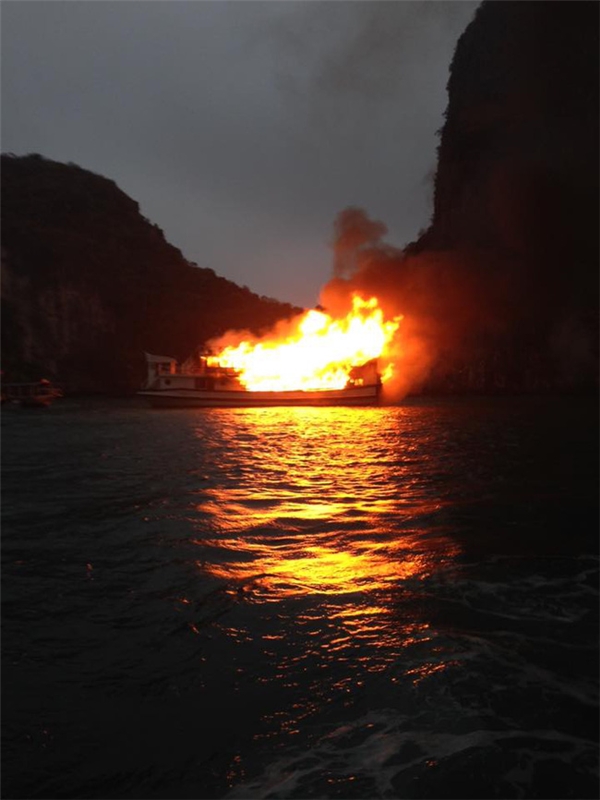 Tàu du lịch chở 21 người bất ngờ bốc cháy dữ dội trên vịnh Hạ Long