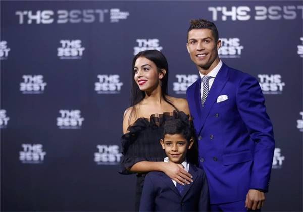 Ronaldo chính thức giới thiệu bạn gái mới tại Gala trao giải của FIFA