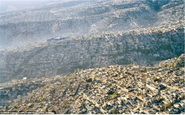 
Hơn 20 triệu dân cư chen chúc ở vùng trung tâm của Mexico City. Với lượng người đông đúc thế này, liệu chất lượng môi trường có được đảm bảo? 