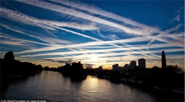 
Vệt khói từ những chiếc máy bay đan xen vào nhau trên bầu trời London. Một cảnh tượng đẹp nhưng đau lòng.