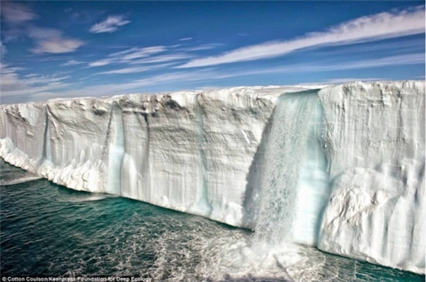 
Dòng thác khổng lồ do băng tan chảy tạo thành, đủ để thấy sức ảnh hưởng kinh khủng của sự thay đổi khí hậu.
